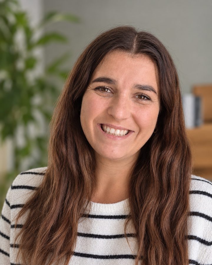Julie Roy, psychoéducatrice à Charlesbourg, souriante dans son bureau